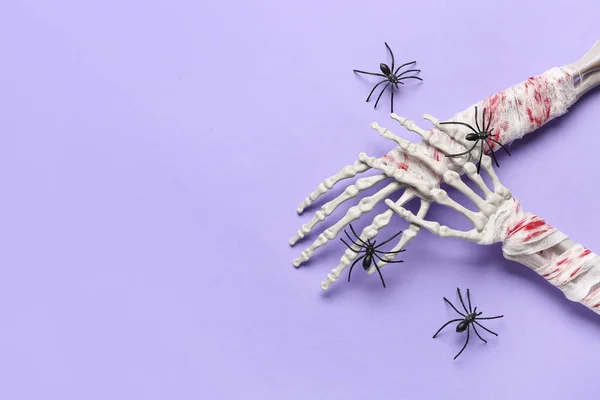 Kosterní Ruce Pavouky Pro Halloweenskou Oslavu Fialovém Pozadí — Stock fotografie