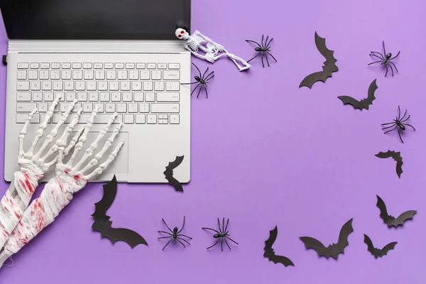 Ramka Wykonana Szkieletowych Dłoni Nowoczesny Laptop Papierowe Nietoperze Pająki Halloween — Zdjęcie stockowe