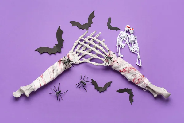 Szkielety Rękami Papierowe Nietoperze Pająki Halloween Uroczystości Fioletowym Tle — Zdjęcie stockowe