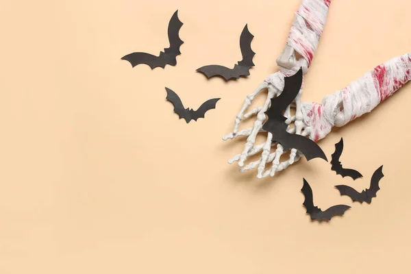 Mãos Esqueleto Morcegos Papel Para Celebração Halloween Fundo Bege — Fotografia de Stock