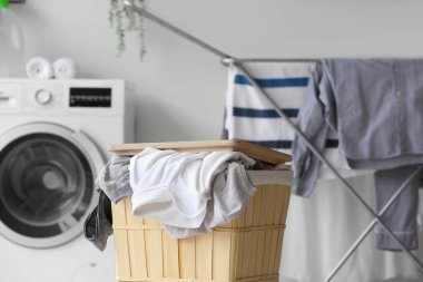 Çamaşır odasında kirli çamaşırlı sepet, yakın plan.