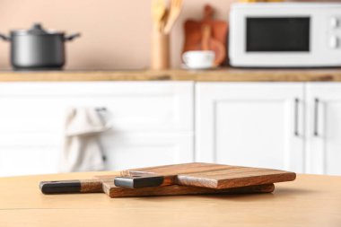 Mutfaktaki ahşap masanın tahta kesme tahtaları.