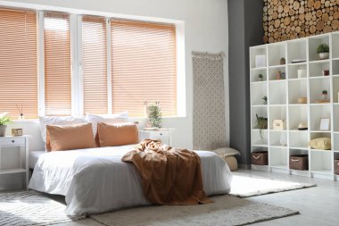 Masalı ve raflı aydınlık yatak odasının içi.