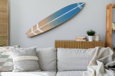 Oturma odasındaki ışık duvarında asılı sörf tahtası