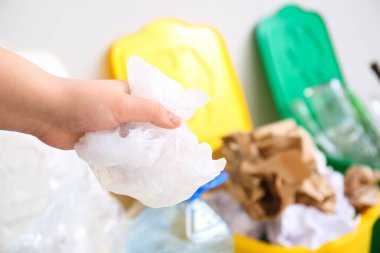 Çöp kutusuna çöp atan kadın, yakın plan. Geri dönüşüm kavramı