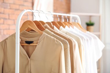 Butikte şık kadın kıyafetleriyle dizilin, yakın plan.