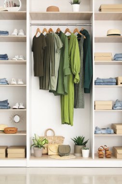 Butikte şık kıyafetler ve ayakkabılar.