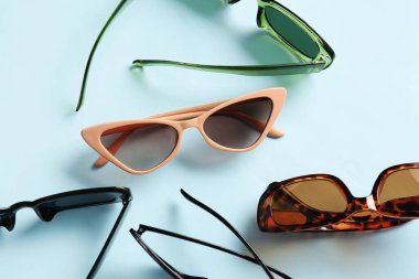 Mavi arkaplanda farklı bir gözlük