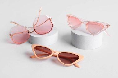 Beyaz arka planda farklı gözlüklerle duruyor