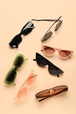 Bej arkaplanda şık güneş gözlükleri