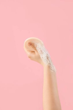 Pembe arka planda sabunlu el