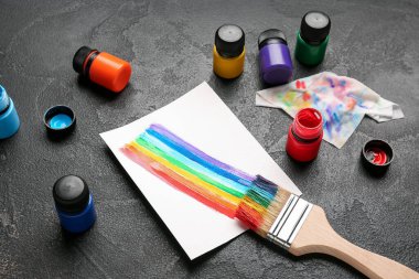 Siyah grunge arka planında boya, fırça ve silme kağıtları