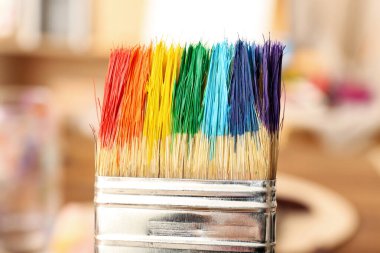 Sanatçının stüdyosunda boyalarla fırçala