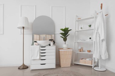 Lavabo lavabosu çekmecelerde, aynada ve banyoda.