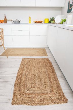 Modern mutfağın içinde şık hasır halılar.