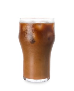 Beyaz arka planda bir bardak buzlu kahve