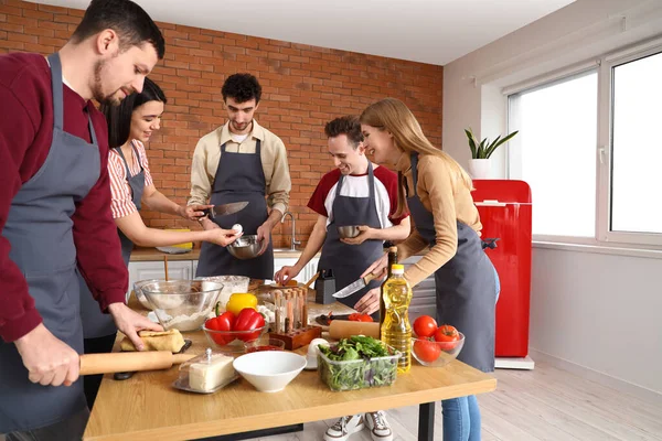 Grupo Jovens Preparando Pizza Italiana Durante Aula Culinária Cozinha — Fotografia de Stock