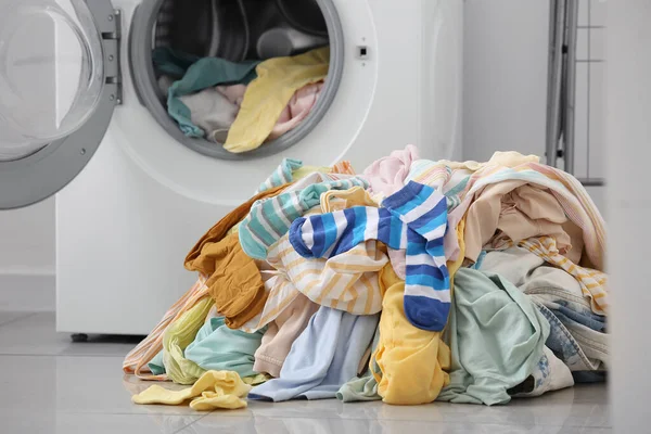 Empilement Vêtements Sales Près Machine Laver Dans Buanderie — Photo