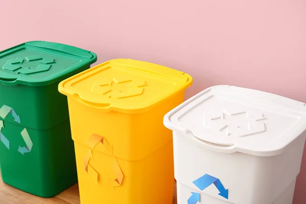 Pojemniki Śmieci Symbolem Recyklingu Pobliżu Różowej Ściany — Zdjęcie stockowe