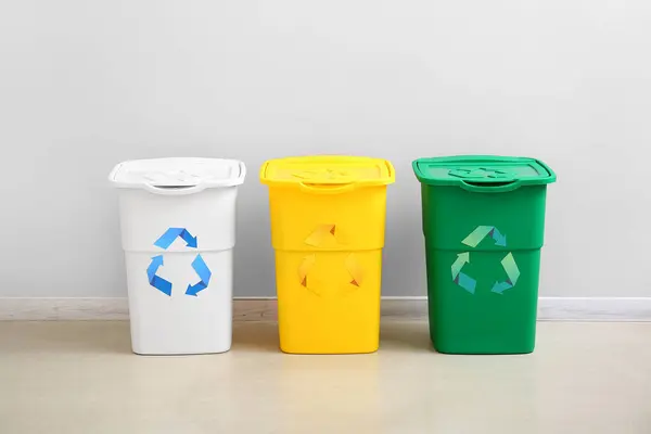Verschillende Vuilnisbakken Met Recycling Symbool Buurt Van Witte Muur — Stockfoto