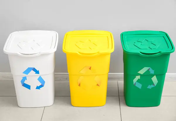 Diferentes Lixeiras Com Símbolo Reciclagem Perto Parede Branca — Fotografia de Stock