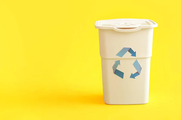 Kontejner Odpadky Žlutém Pozadí Recyklační Koncept — Stock fotografie