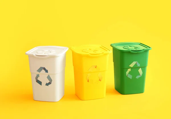 Pojemniki Śmieci Żółtym Tle Koncepcja Recyklingu — Zdjęcie stockowe