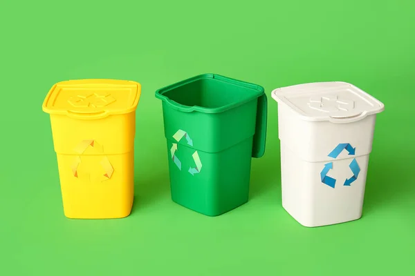 Pojemniki Śmieci Zielonym Tle Koncepcja Recyklingu — Zdjęcie stockowe