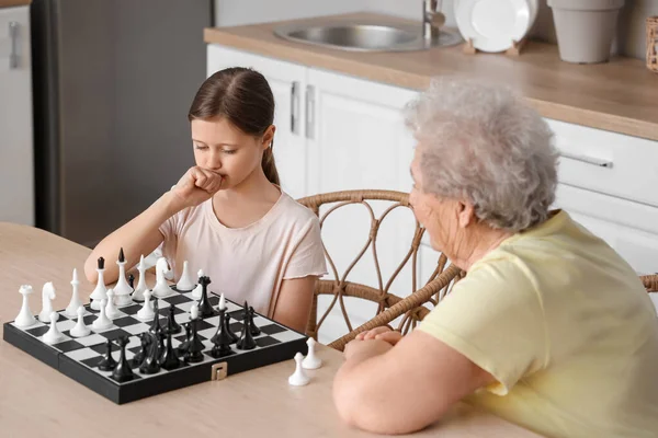 부엌에서 체스를 그녀의 할머니와 — 스톡 사진