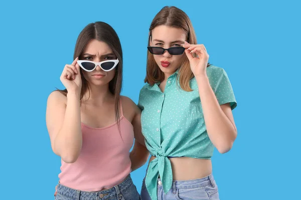 Freundinnen Mit Sonnenbrille Auf Blauem Hintergrund — Stockfoto