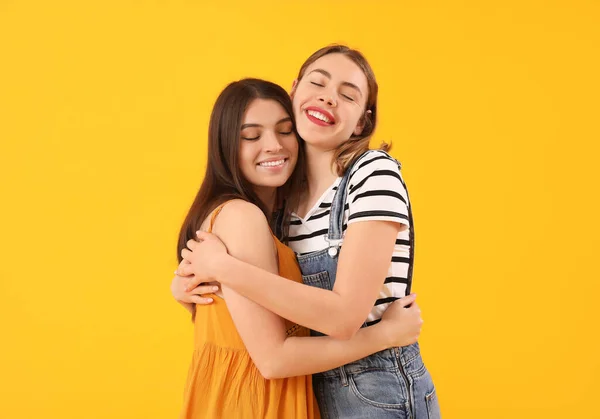 Female Friends Hugging Yellow Background — Stock Photo, Image