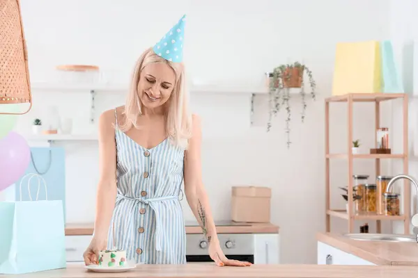 Volwassen Vrouw Met Verjaardag Taart Keuken — Stockfoto