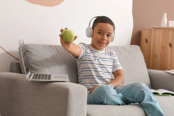 Malý Africko Americký Chlapec Sluchátkách Jablkem Studium Počítačových Věd Line — Stock fotografie