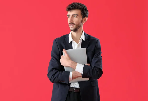 Young Man Suit Laptop Red Background — Stock Photo, Image