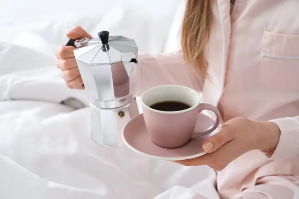 Frau Hält Geysir Kaffeemaschine Und Tasse Espresso Bett — Stockfoto