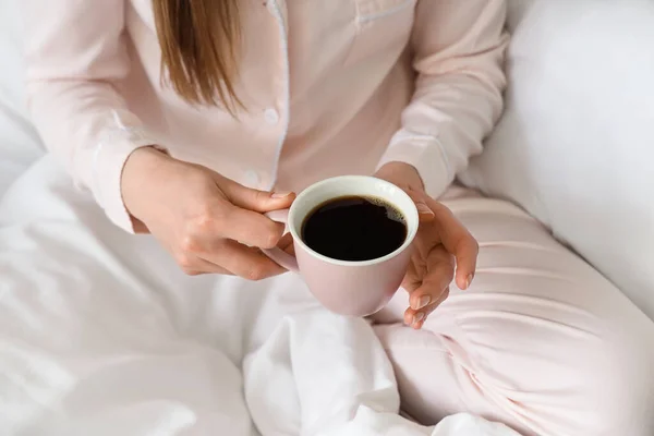 Vrouw Met Kopje Heerlijke Koffie Bed — Stockfoto