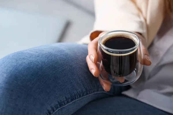 Vrouw Zittend Bank Met Een Glas Heerlijke Koffie — Stockfoto