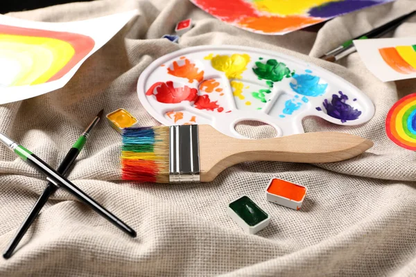 Paleta Artystyczna Pędzle Farbami Tle Tkaniny — Zdjęcie stockowe