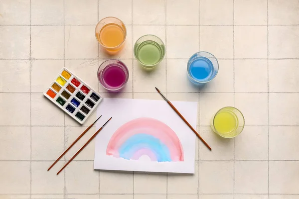 Σχέδιο Πολύχρωμου Ουράνιου Τόξου Χρώματα Πινέλα Και Γυαλιά Του Καλλιτέχνη — Φωτογραφία Αρχείου