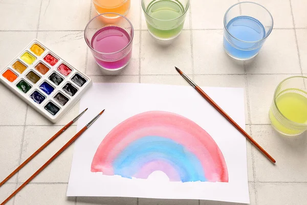 Rysunek Barwnej Tęczy Farbami Pędzlami Okularami Artysty Beżowym Tle Płytek — Zdjęcie stockowe