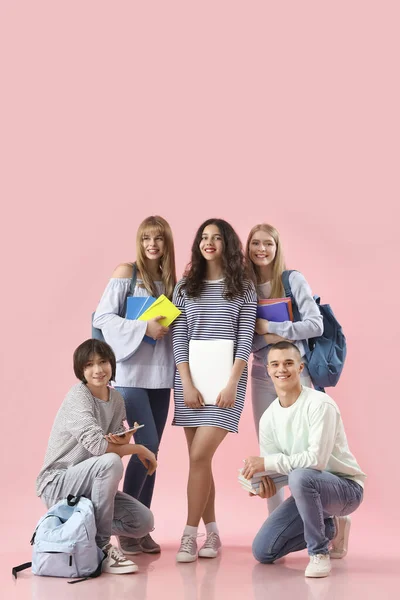 Группа Студентов Розовом Фоне — стоковое фото