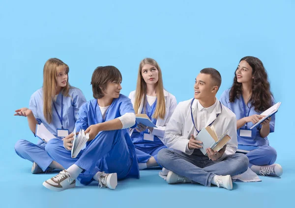 Gruppe Von Medizinstudenten Liest Bücher Auf Blauem Hintergrund — Stockfoto