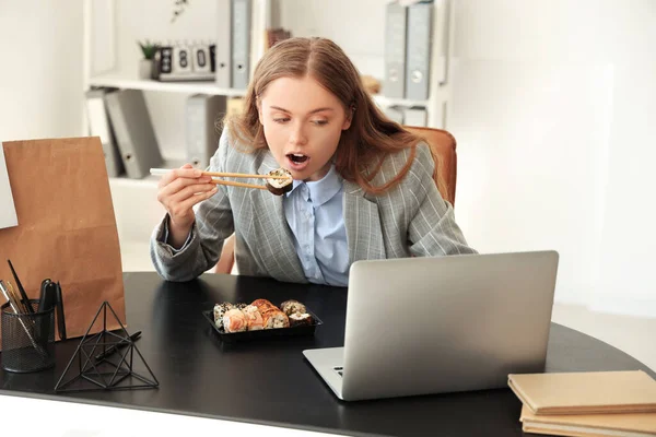 Jovem Feliz Comendo Sushi Com Laptop Escritório — Fotografia de Stock