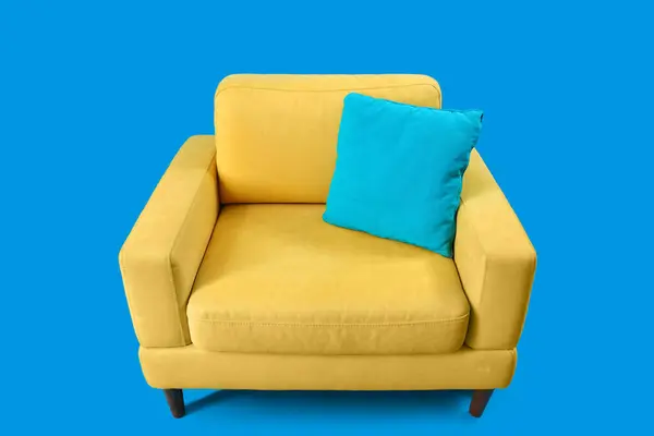 Gele Fauteuil Blauwe Achtergrond — Stockfoto