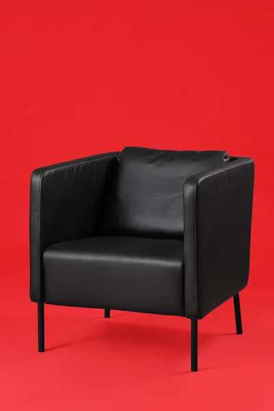 Czarny Fotel Czerwonym Tle — Zdjęcie stockowe
