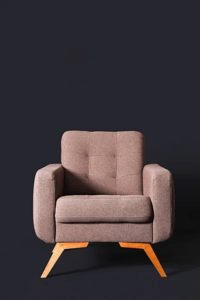 Gemütlicher Brauner Sessel Auf Schwarzem Hintergrund — Stockfoto