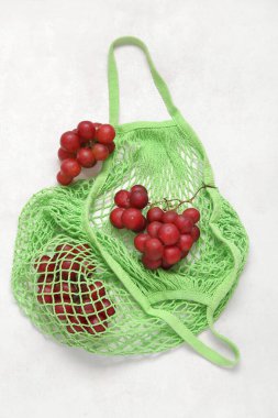 Beyaz arka planda taze üzümlü ağ torbası.