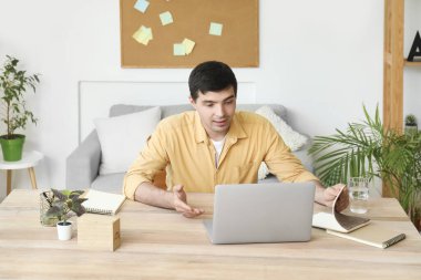 Delikanlının evde iş görüşmesi var.