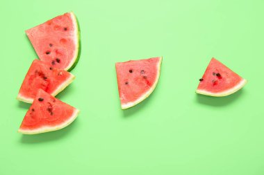 Olgun karpuz parçaları yeşil arka planda