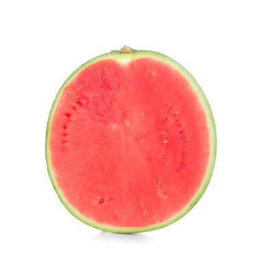 Beyaz arka planda olgun taze karpuzun yarısı.